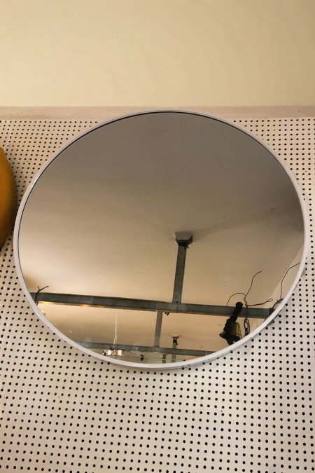 مراية دائرية بإطار أبيض